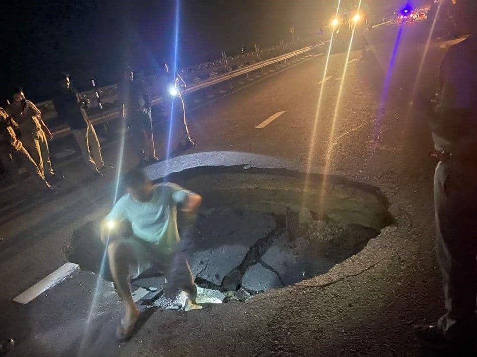 पूर्वांचल एक्सप्रेसवे पर सड़क धंसी, गड्ढामुक्त अभियान को झटका